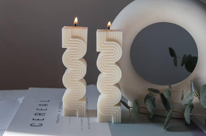 SKP Decor – Vela perfumada de cera de soja pura hecha a mano con forma de zig zag  Vela de diseño para decoraciones, juego de 2 piezas (blanco y