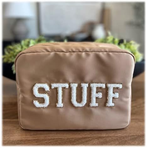 SkyTen – Bolsa de maquillaje con letras de chenilla, estuche de nailon para cosméticos, organizador de viaje Glam Stoney Trébol Dupe, Camello, Bolsa