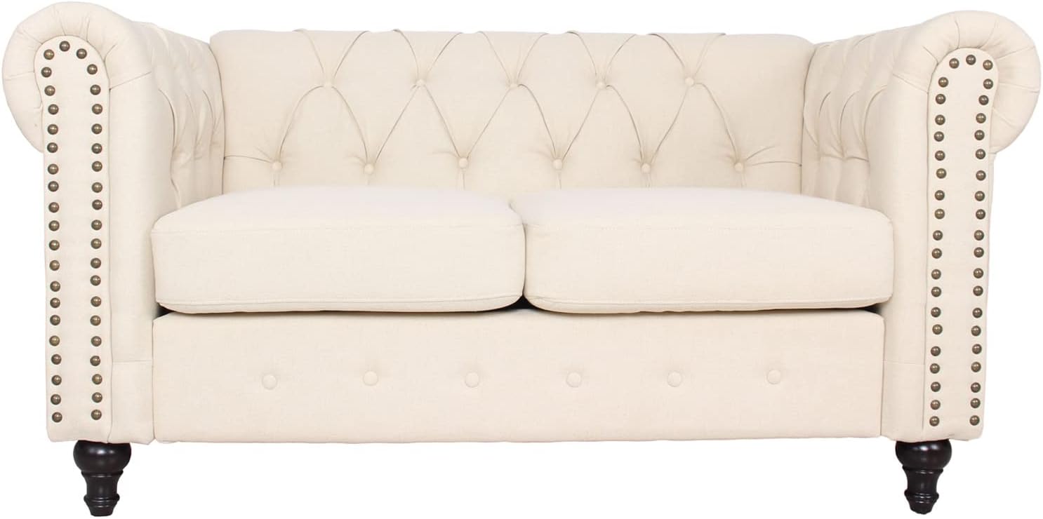 Sofá Chesterfield tradicional de lino con decoración de remaches y patas de madera para sala de estar, color crema