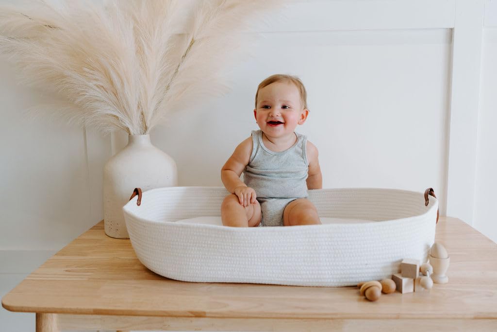 Toci Mom Cambiador de bebé con bolsa de viaje, cambiador de espuma y cubierta repelente al agua, cesta de cuerda de algodón, cambiador para tocador