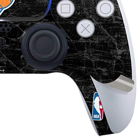 Skinit Calcomanía para juegos compatible con consola y controlador PS5, diseño de logotipo secundario negro de los New York Knicks de la NBA