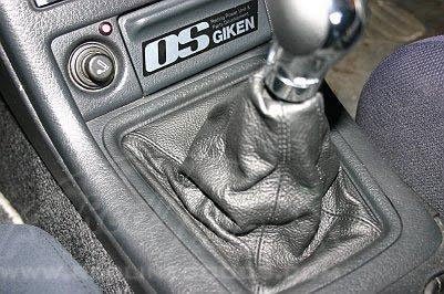 RedlineGoods Maleta de cambio compatible con Nissan Skyline R32 1989-93. Hecho a medida, no universal. Piel perforada negra italiana auténtica de