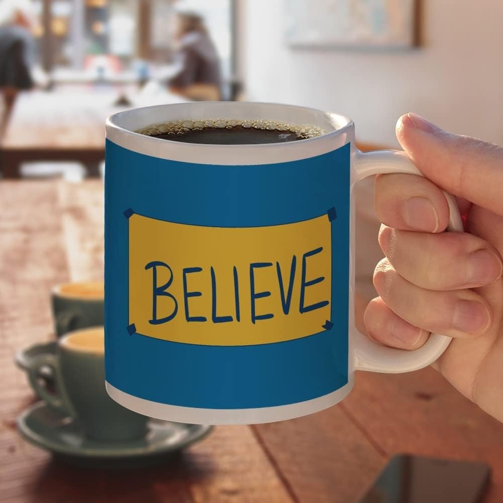 GRAPHICS & MORE Ted Lasso Believe – Taza de café de cerámica, tazas de regalo novedosas para café, té y bebidas calientes, 11 onzas, color blanco