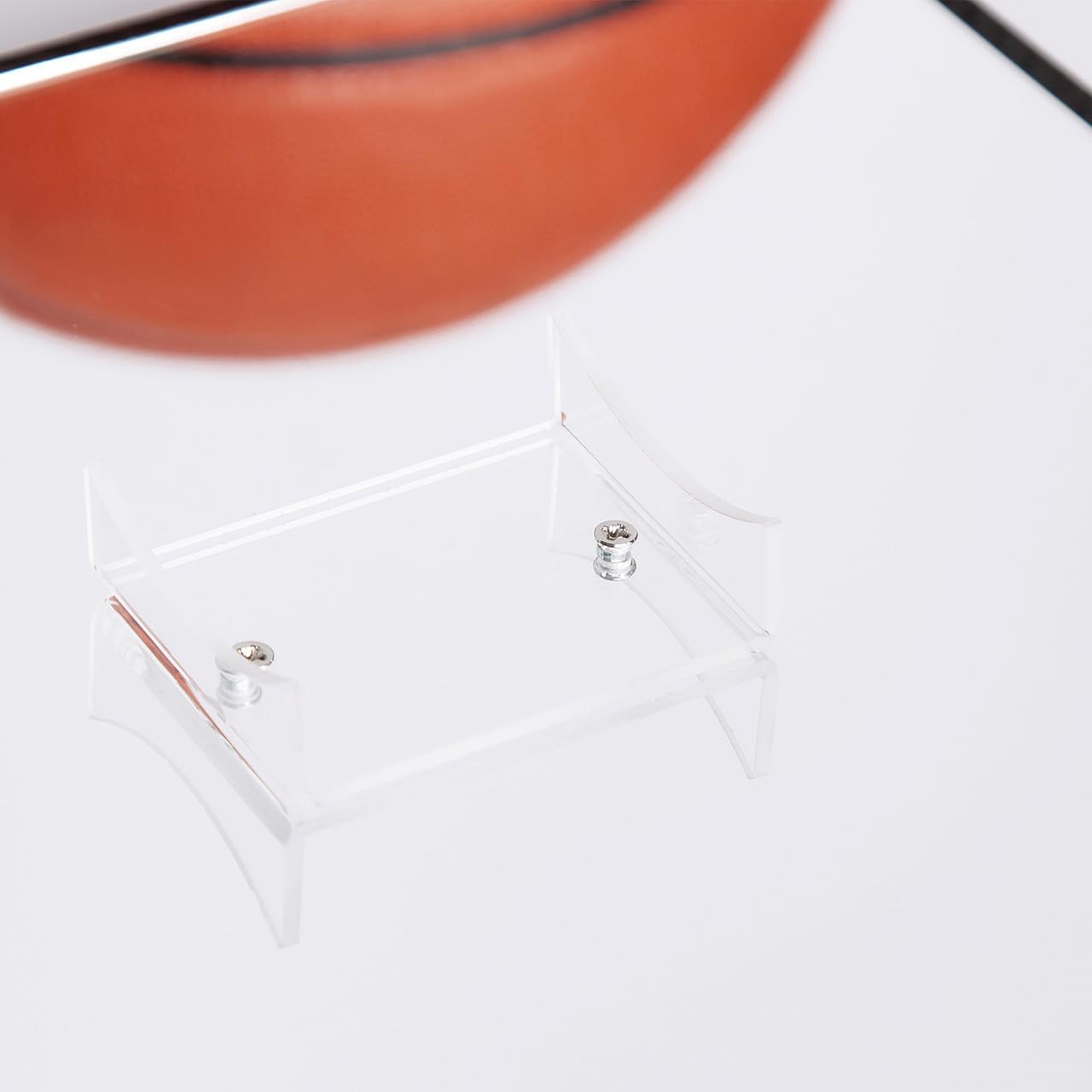 JackCubeDesign MK342A – Vitrina de baloncesto con base de estilo fibra de carbono, soporte para pelotas deportivas de acrílico prémium para