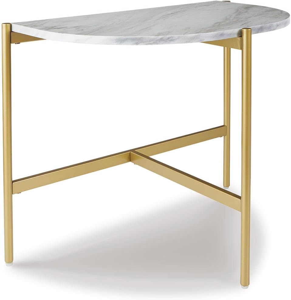 Signature Design by Ashley Wynora – Mesa auxiliar contemporánea de media luna con parte superior de mármol sintético, color blanco y dorado