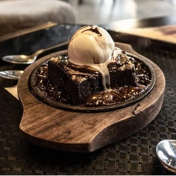 Zifron Wood Store Plato pequeño para servir postre Brownie Sizzler bandeja con base de madera, 5 pulgadas (4 piezas)