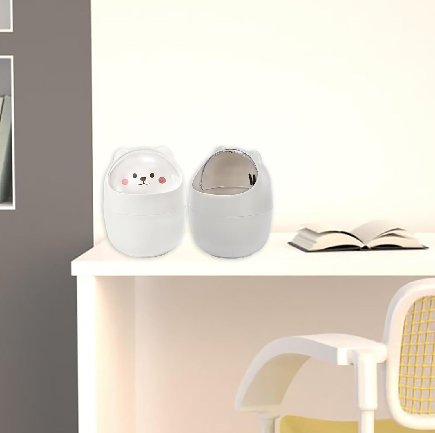 Yesland Paquete de 2 mini cubos de basura de escritorio con tapa oscilante, bonito cubo de basura de plástico con oso, cubo de almacenamiento de