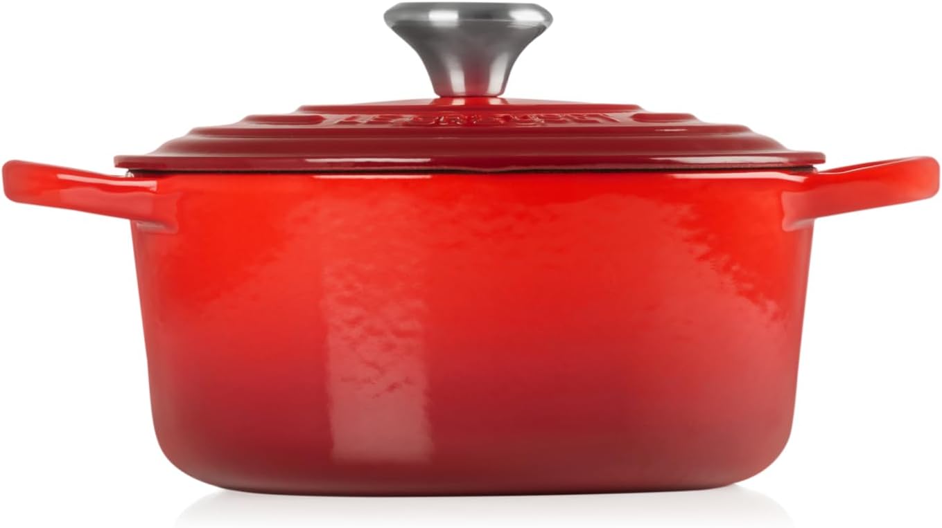 Le Creuset Horno holandés redondo de hierro fundido esmaltado, 2 cuartos de galón, cereza