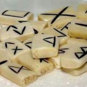 Casting Magic Water Buffalo Bone – Juego de 25 piezas de piedra de runa de Futhark Casting Magic Water Buffalo Bone – Juego de 25 piezas de piedra de runa de Futhark