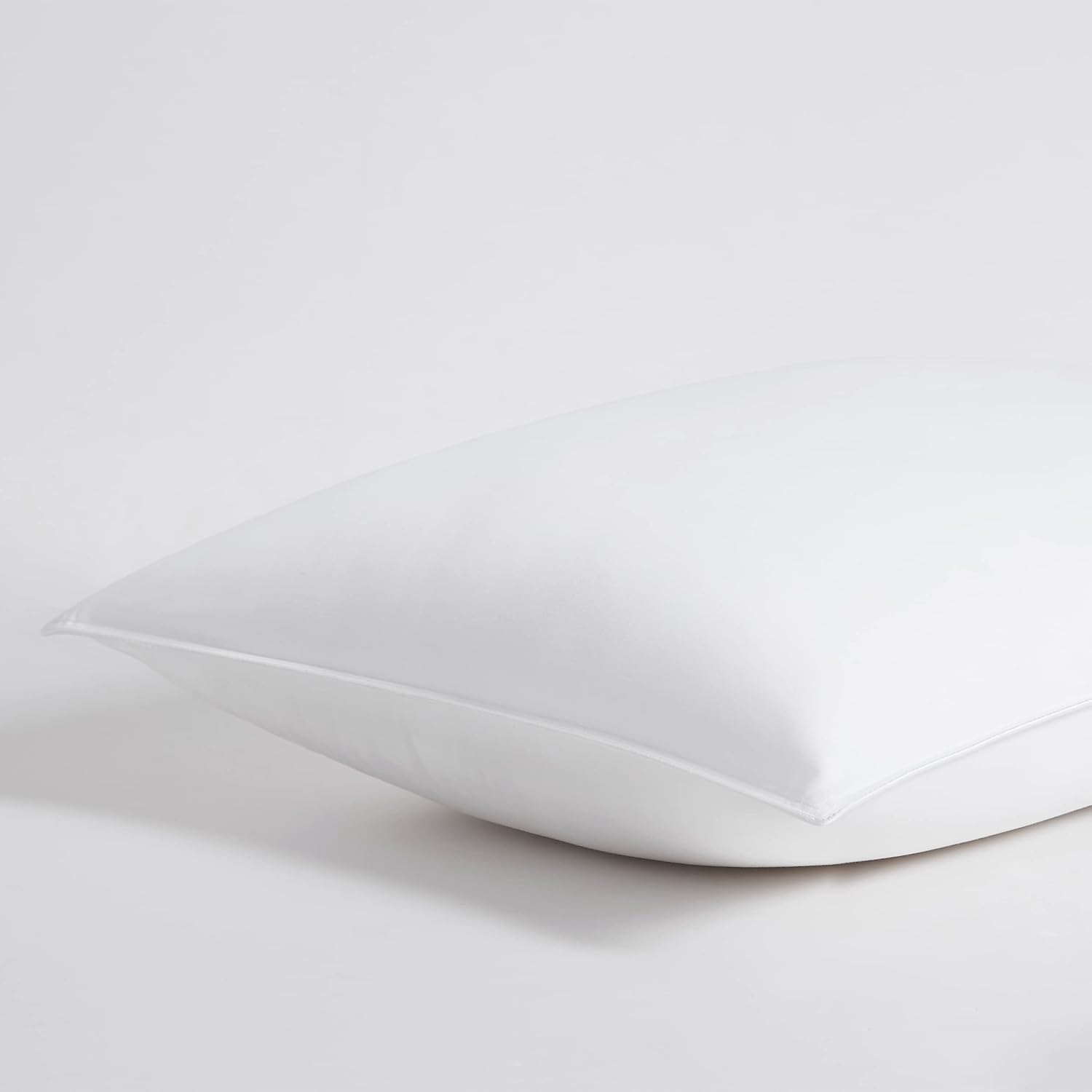 DOWNLITE Almohada de cámara mediana 700 Fill Power Pyrenees para personas que duermen de espalda por Stearns & Foster (Queen)