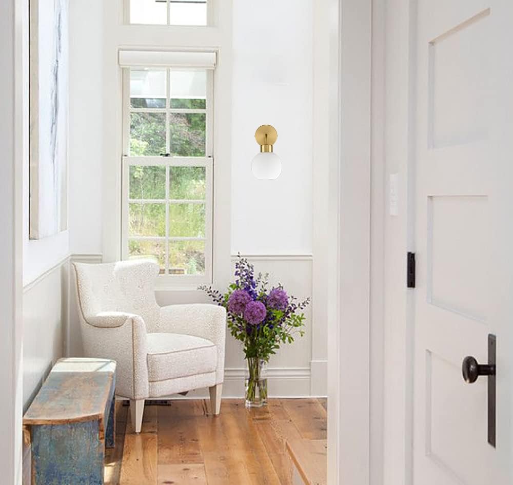 Moderno aplique de pared de baño dorado con globo de cristal de ópalo para baño y dormitorio, juego de 2