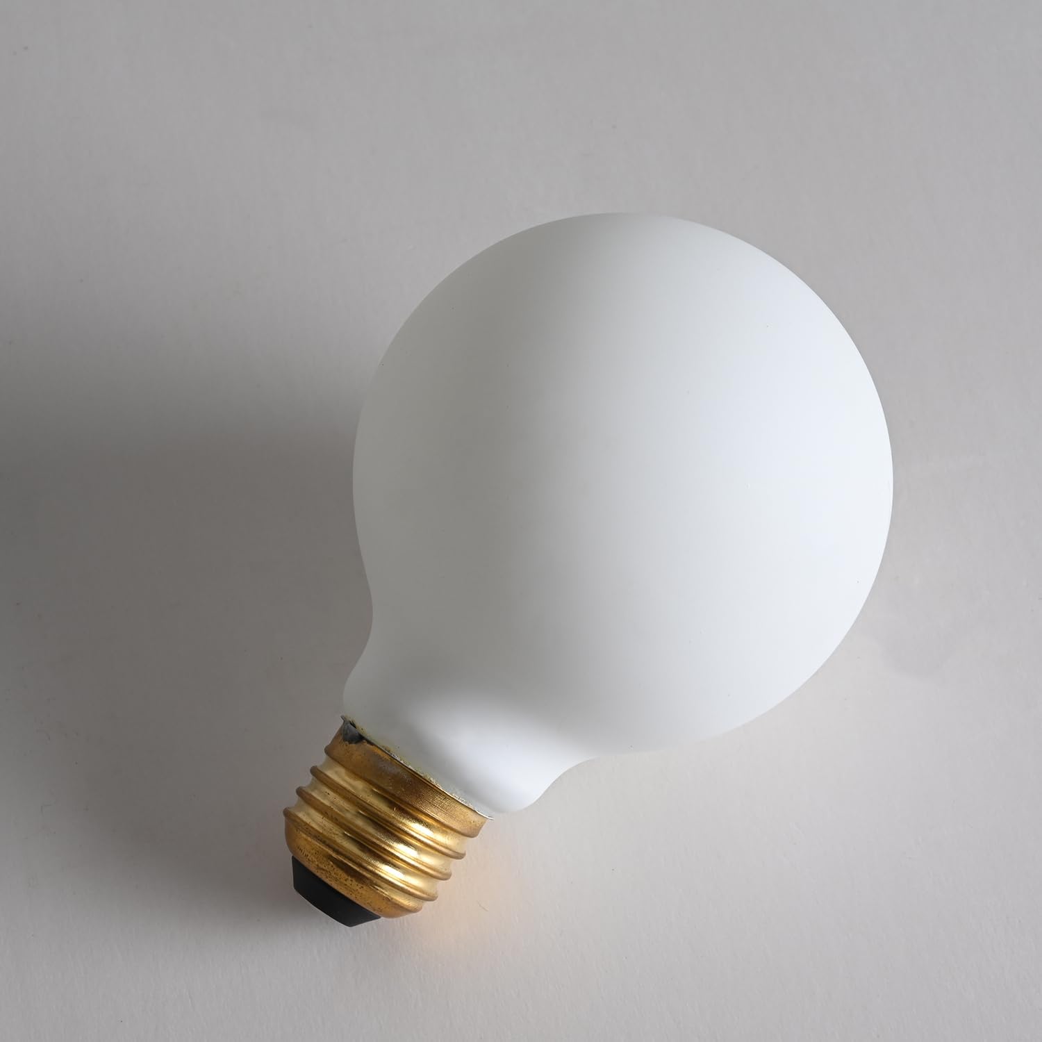 LVYE Bombilla LED G25 con base E26 de porcelana de ópalo mate, color blanco suave, 3000 K, regulable, Edison 6 W, 600 lúmenes, equivalente a 60