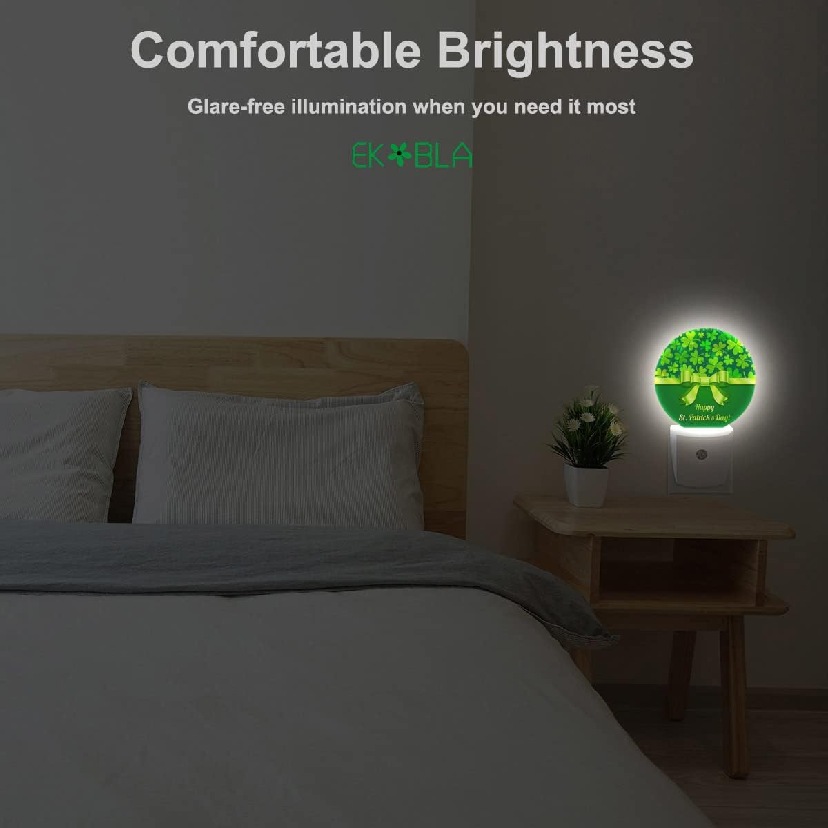 EKOBLA Regalo de San Patricio, luz nocturna de trébol, hojas de trébol verde, pajarita, luces nocturnas de la suerte, enchufe a la pared, sensor de