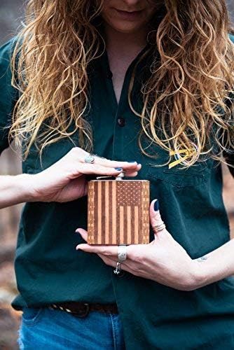 Real Wood – Frasco de cadera de 6 onzas y abrebotellas de tarjetas de crédito a juego, bandera estadounidense