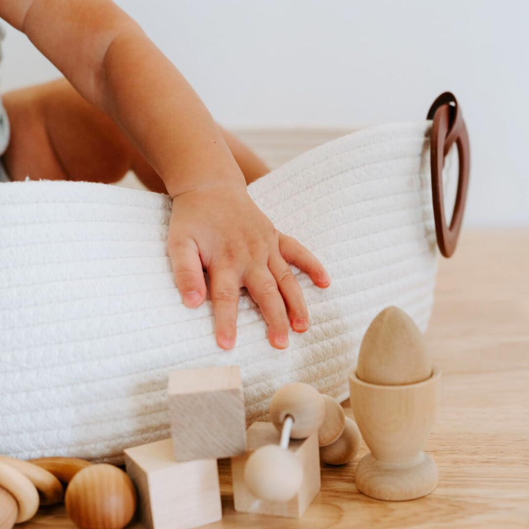 Toci Mom Cambiador de bebé con bolsa de viaje, cambiador de espuma y cubierta repelente al agua, cesta de cuerda de algodón, cambiador para tocador