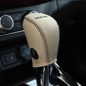 CEBAT Cubierta de la perilla de la palanca de cambios de transmisión automática, funda de cuero para Nissan Rogue 2014-2016 (puntadas beige) CEBAT Cubierta de la perilla de la palanca de cambios de transmisión automática, funda de cuero para Nissan Rogue 2014-2016 (puntadas beige)
