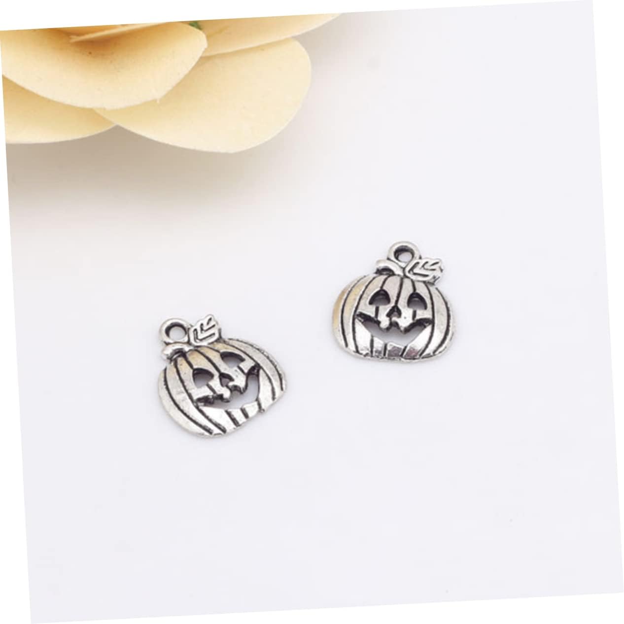 VILLCASE 100 dijes de bruja de Acción de Gracias, dijes de calabaza para collares, decoración retro, collar de bruja, aretes de Halloween, pulsera,