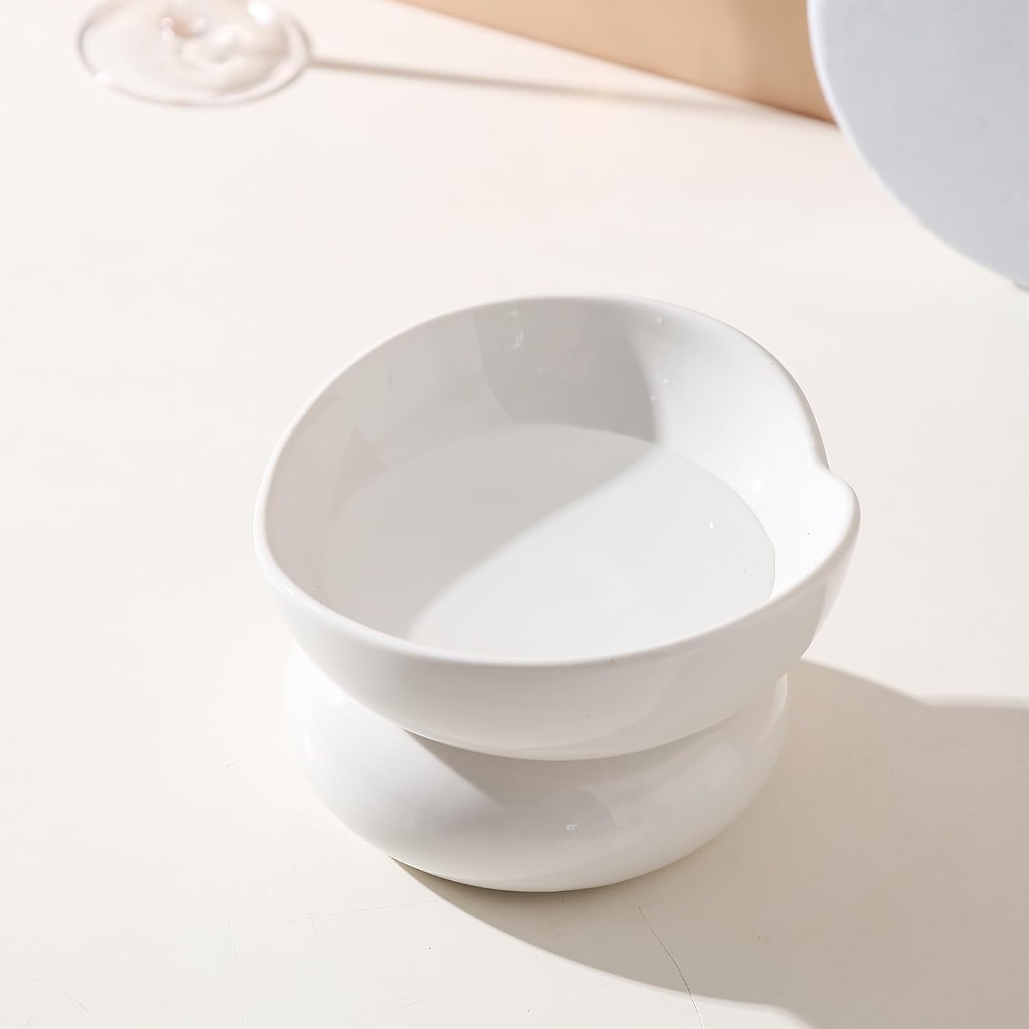 WUYIAZHI Lindo cuenco para gatos en forma de corazón, cuenco elevado de cerámica blanca para gatos, pequeño plato elevado para gatos y gatitos de