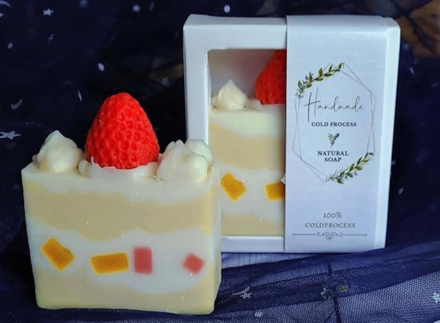 White Barn -Bath & Body Works-Dogwood Pedestal Portavelas de 3 mechas y jabón de pastel de fresa natural