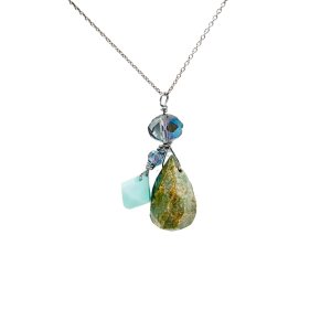 Collar y Aretes en Plata Esterlina con una bella Piedra Ruby en color verde con toque de rosado y un cristal verde claro. Collar y Aretes en Plata Esterlina con una bella Piedra Ruby en color verde con toque de rosado y un cristal verde claro.