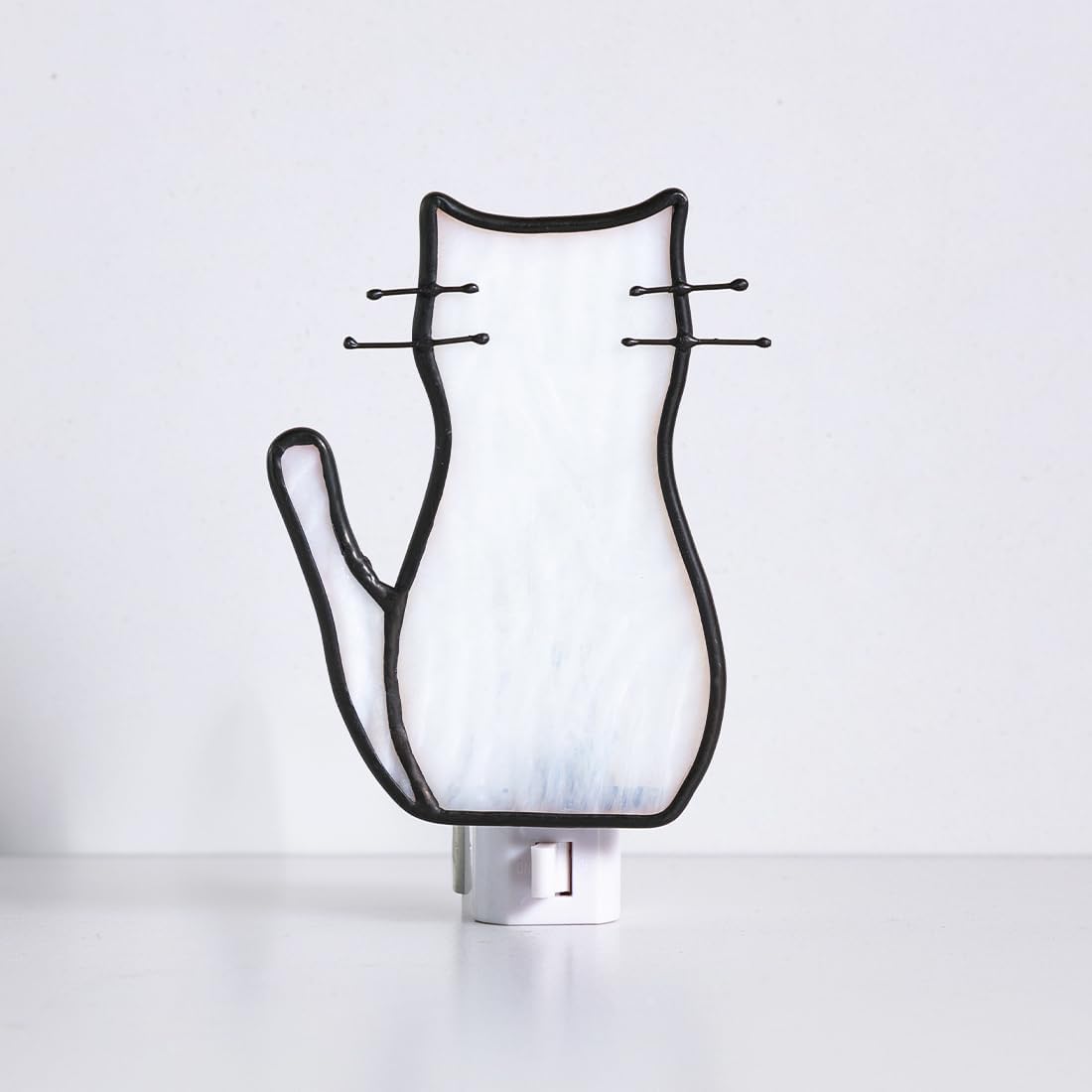 BOXCASA Luz nocturna de gato blanca con bombilla, lámpara de gato de vidrieras, luces nocturnas amarillas cálidas enchufables a la pared para sala