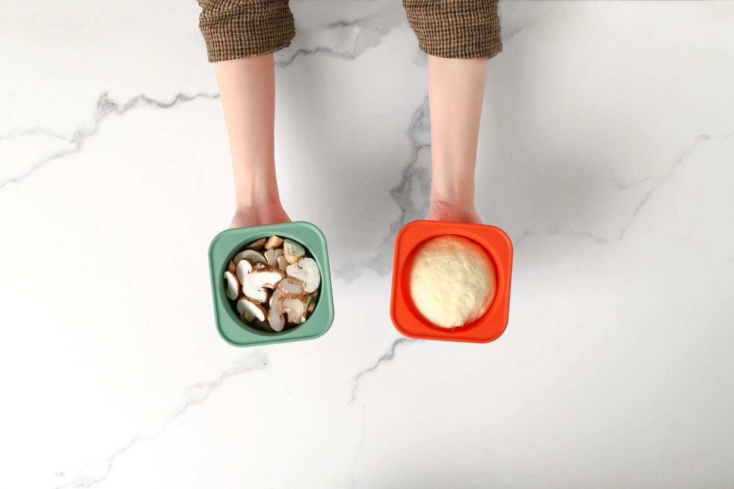 KEVJES Recipientes apilables de silicona para masa de pizza con tapas, porción de 16.9 fl oz, paquete de 6 (1 amarillo+1 verde+1 azul+1 gris+1 gris
