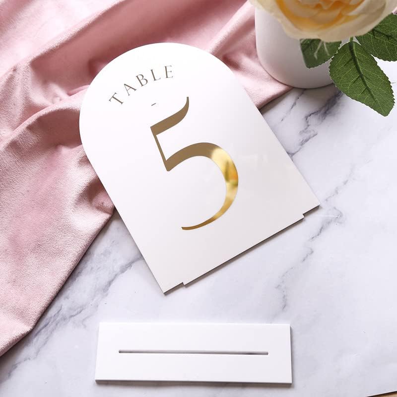 UNIQOOO Números de mesa de boda de arco blanco con soportes del 1 al 15, lámina dorada impresa de 5 x 7 pulgadas, letreros acrílicos de doble cara y