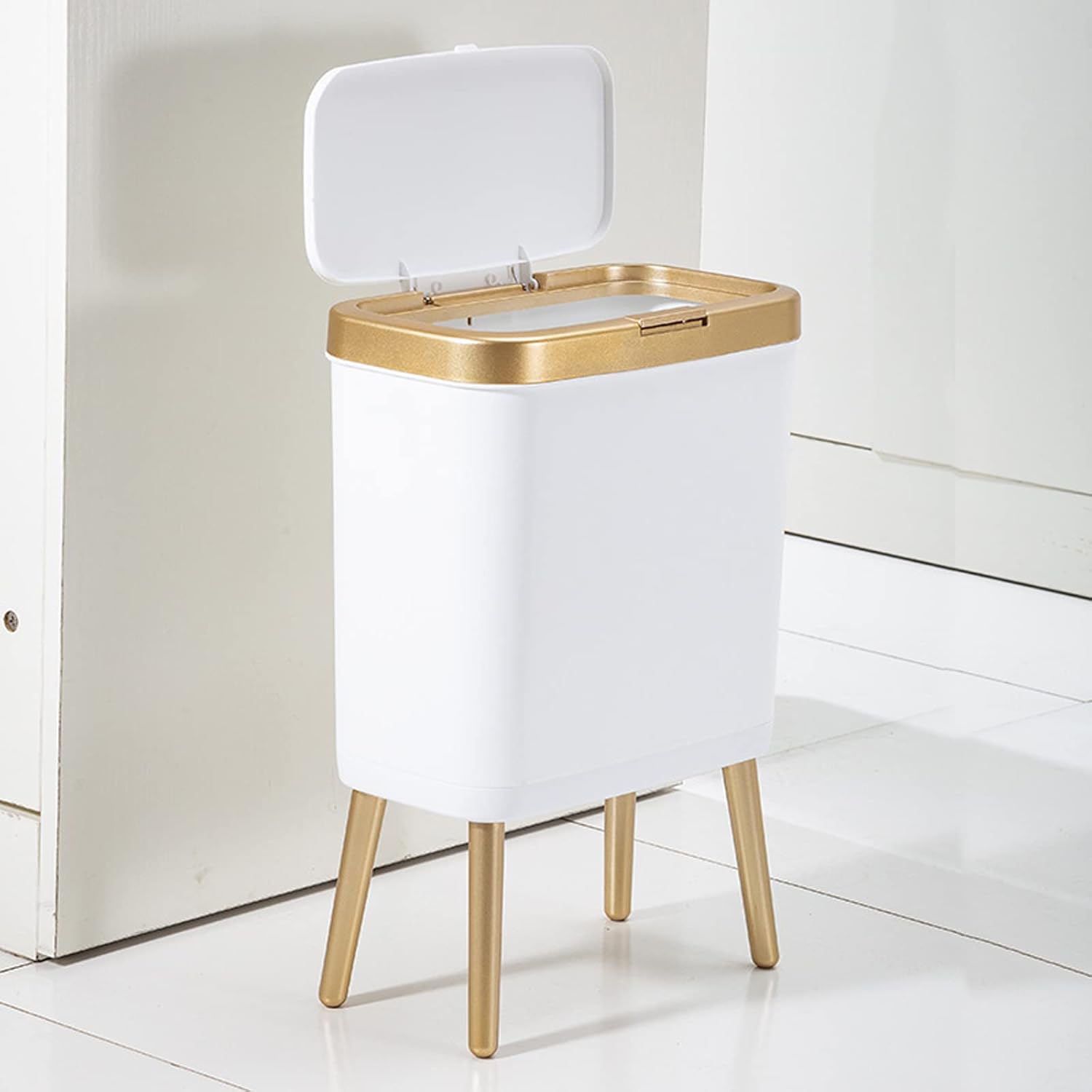 URALFA Basurero de baño con tapa, cubo de basura de cocina de 4 galones con borde dorado estrecho con patas, cesta de basura de plástico para baño,