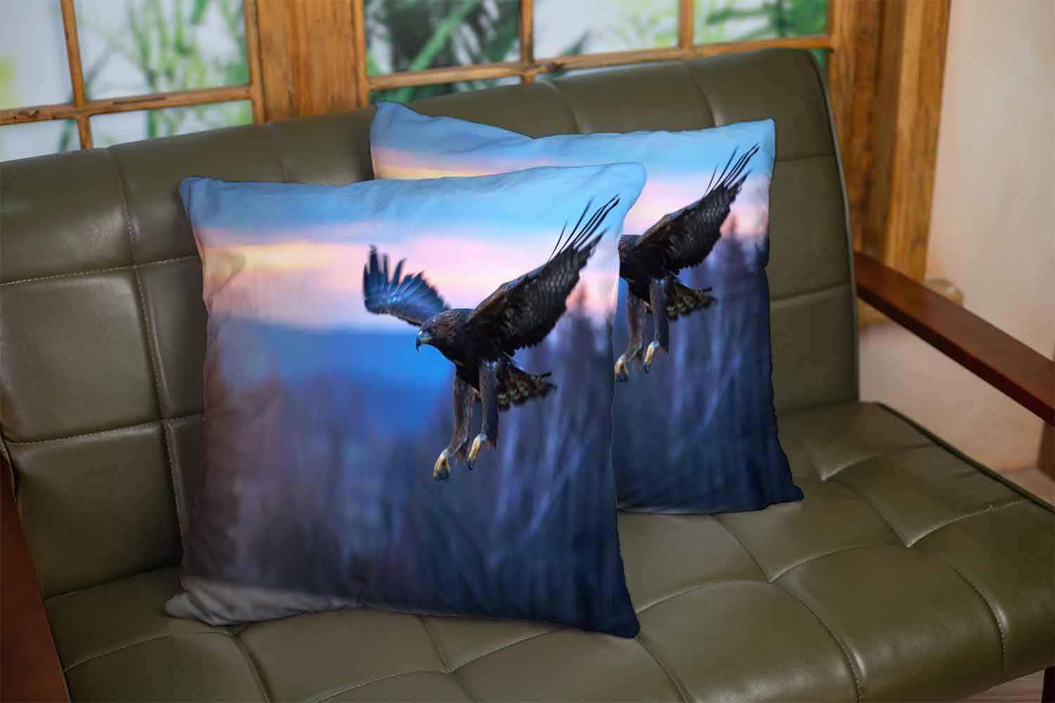 Funda de almohada de paisaje de otoño frío GoldenAquila Chrysaetos Big Bird of Prey aterriza en el prado de otoño con alas extendidas contra el