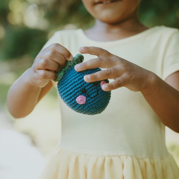 Pebble  Sonajero de arándanos hecho a mano  Crochet  Comercio Justo  Simulación  Juego imaginativo  Bosques  Sonajero  Lavable a máquina