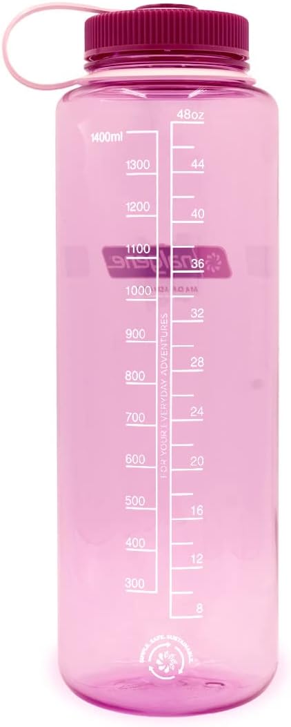 Nalgene Sustain Tritan – Botella de agua sin BPA hecha con material derivado del 50% de residuos plásticos, 48 onzas, boca ancha, cosmo