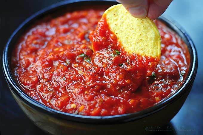 Salsa roja ardiente totalmente natural  HOT by Dennis’ Gourmet  Una salsa fresca y abundante para restaurante que es baja en azúcar, baja en