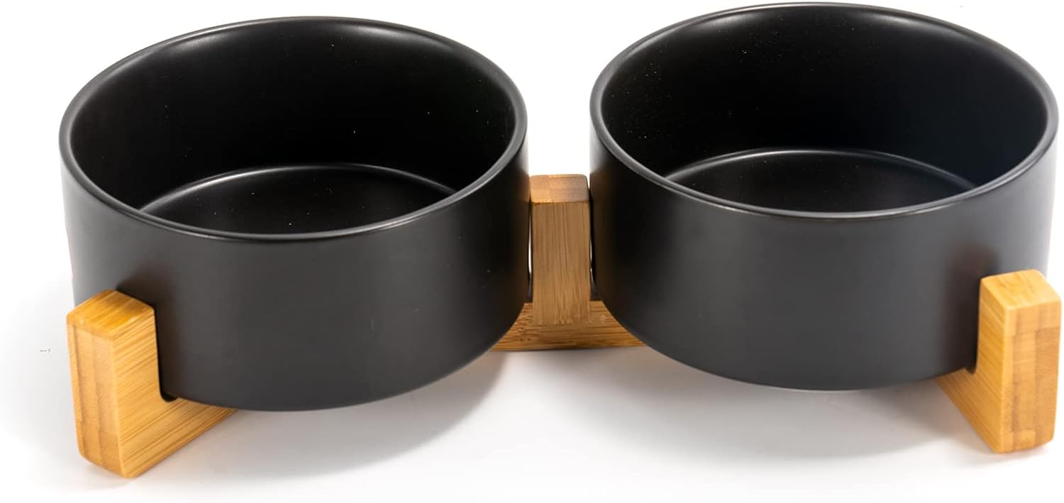SPUNKYJUNKY Juego de cuencos de cerámica para perros y gatos con soporte de madera, moderno y bonito juego de agua para alimentos con peso para