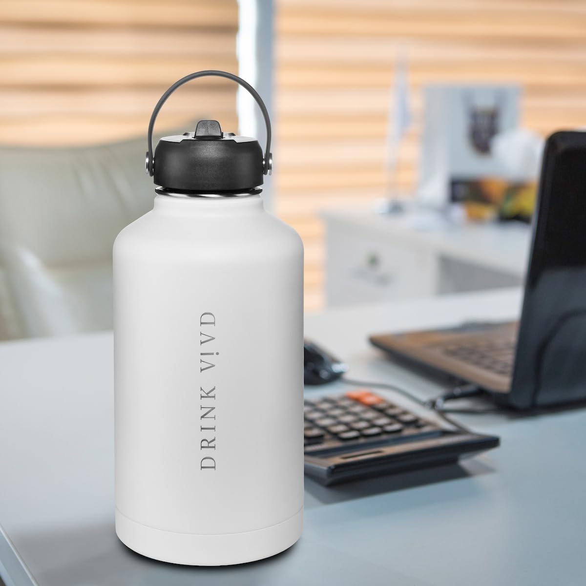 Botella de agua deportiva de acero inoxidable – 64 onzas, 2 tapas (tapa con pajilla), botella de agua aislada al vacío con 2 tapas (tapa con