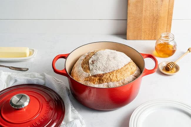 Le Creuset Horno holandés redondo de hierro fundido esmaltado, 2 cuartos de galón, cereza