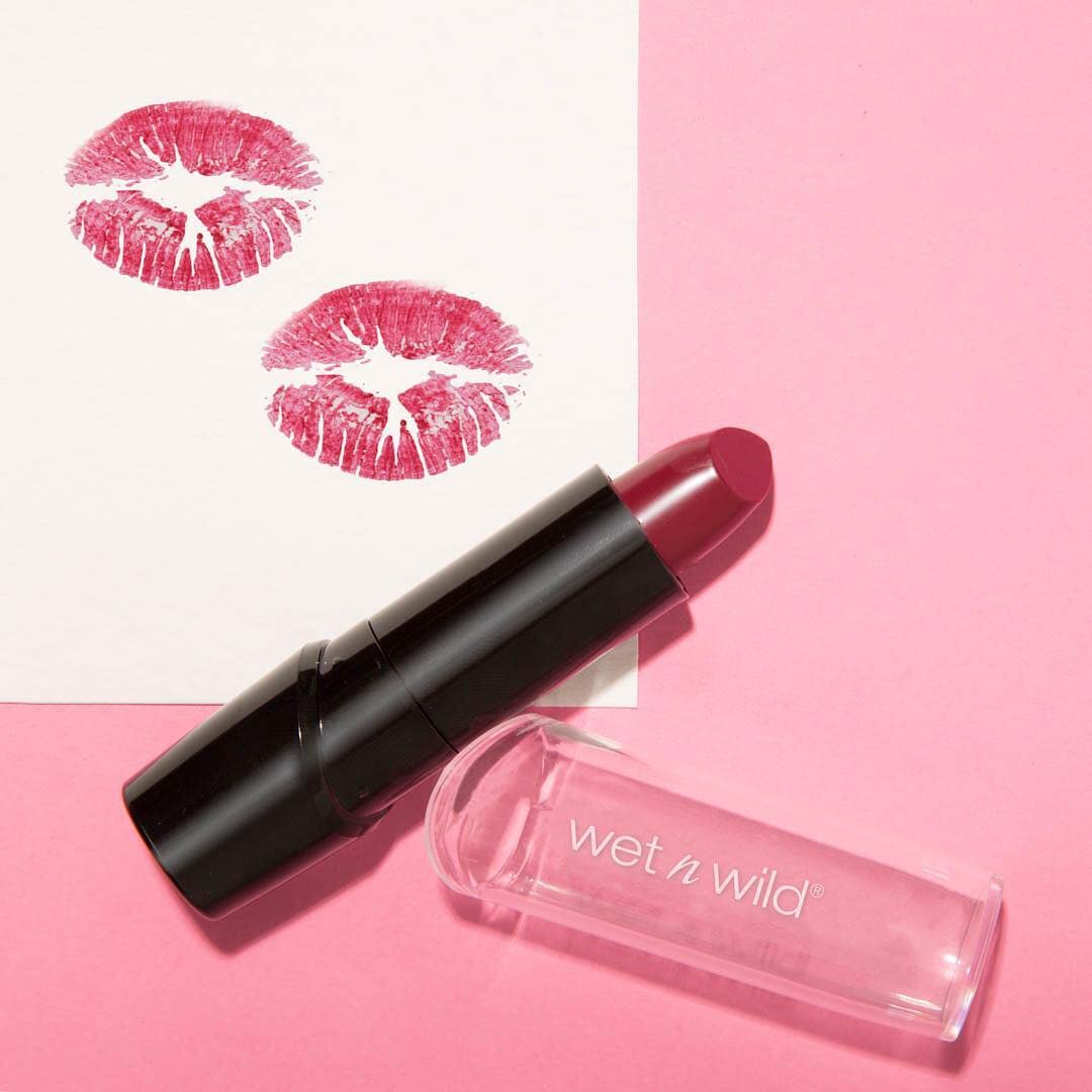 Wet N Wild – Lápiz labial con acabado sedoso, rojo agudo, 0.13 onzas