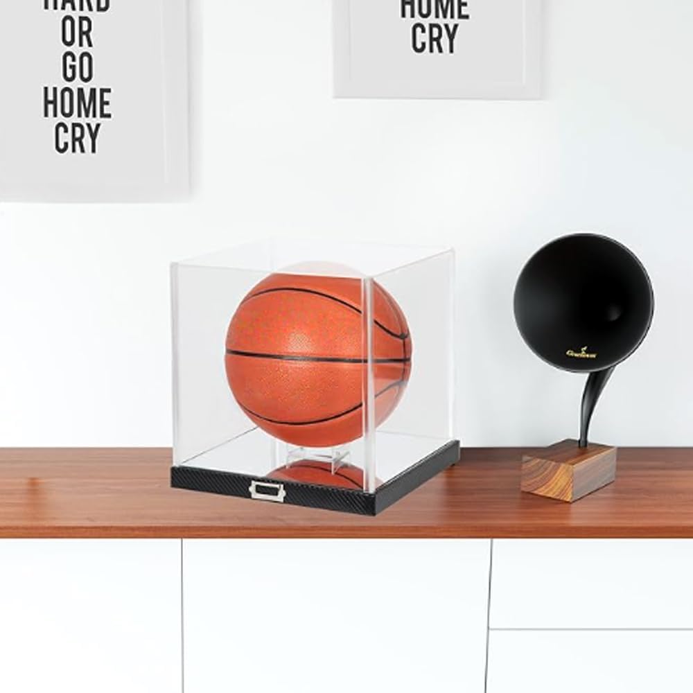 JackCubeDesign MK342A – Vitrina de baloncesto con base de estilo fibra de carbono, soporte para pelotas deportivas de acrílico prémium para