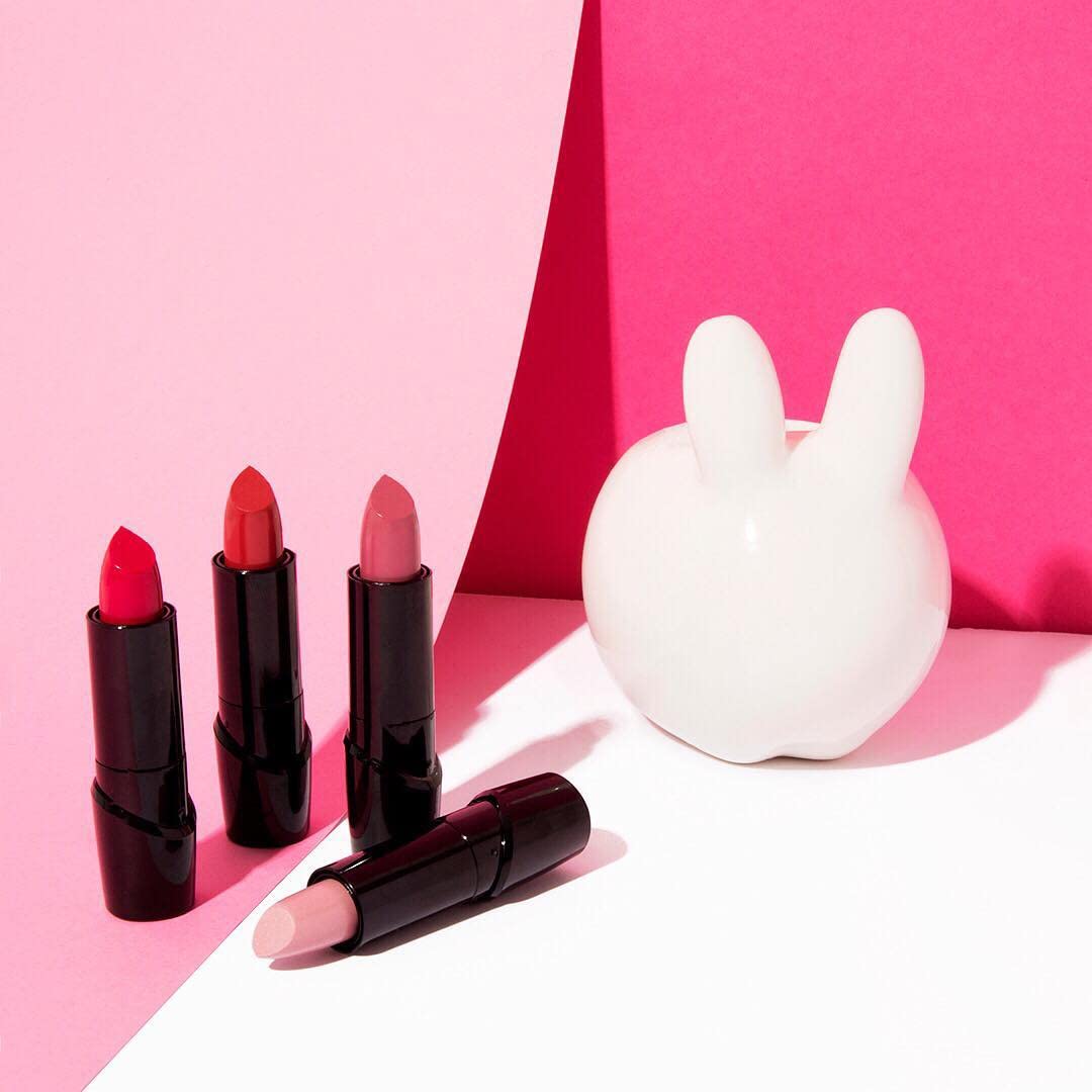 Wet N Wild – Lápiz labial con acabado sedoso, rojo agudo, 0.13 onzas