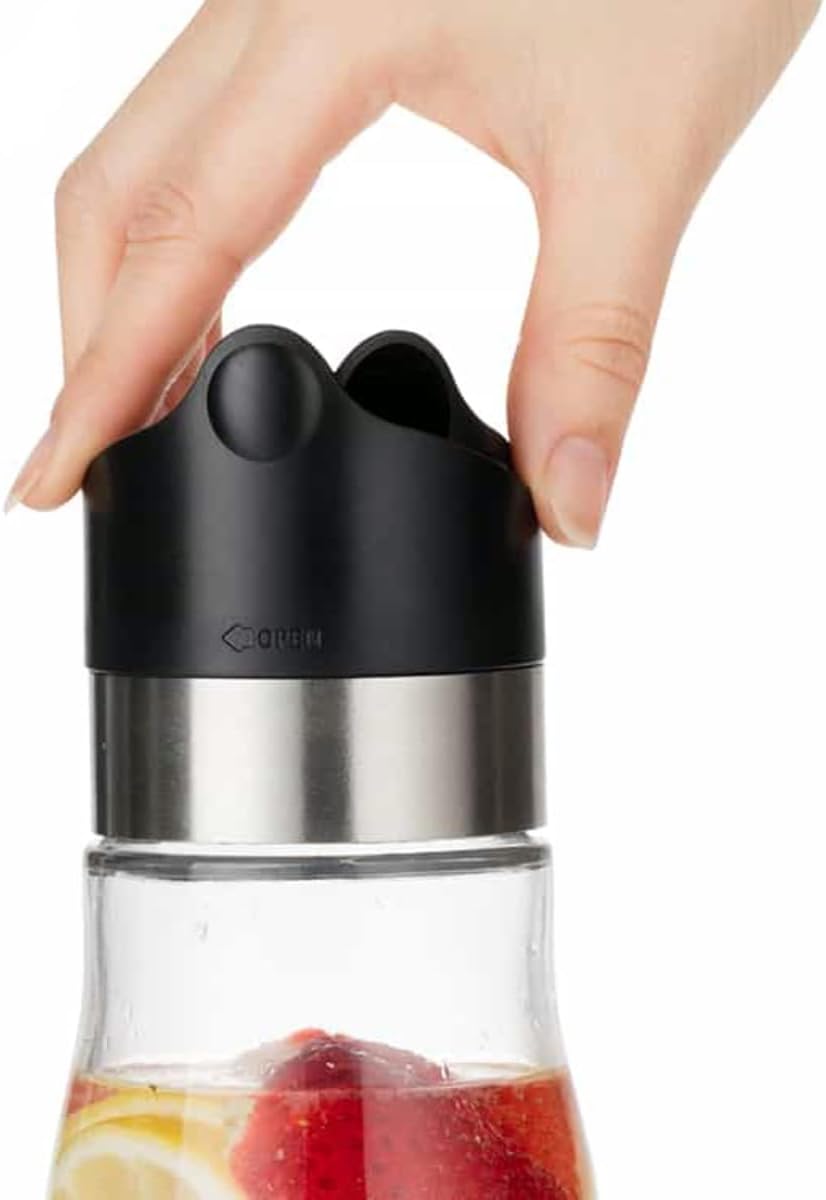 J&M DESIGN Jarra de agua de vidrio de 28 onzas con tapa de acero inoxidable y plástico de fácil torsión, con colador extraíble para bebidas de jugo,