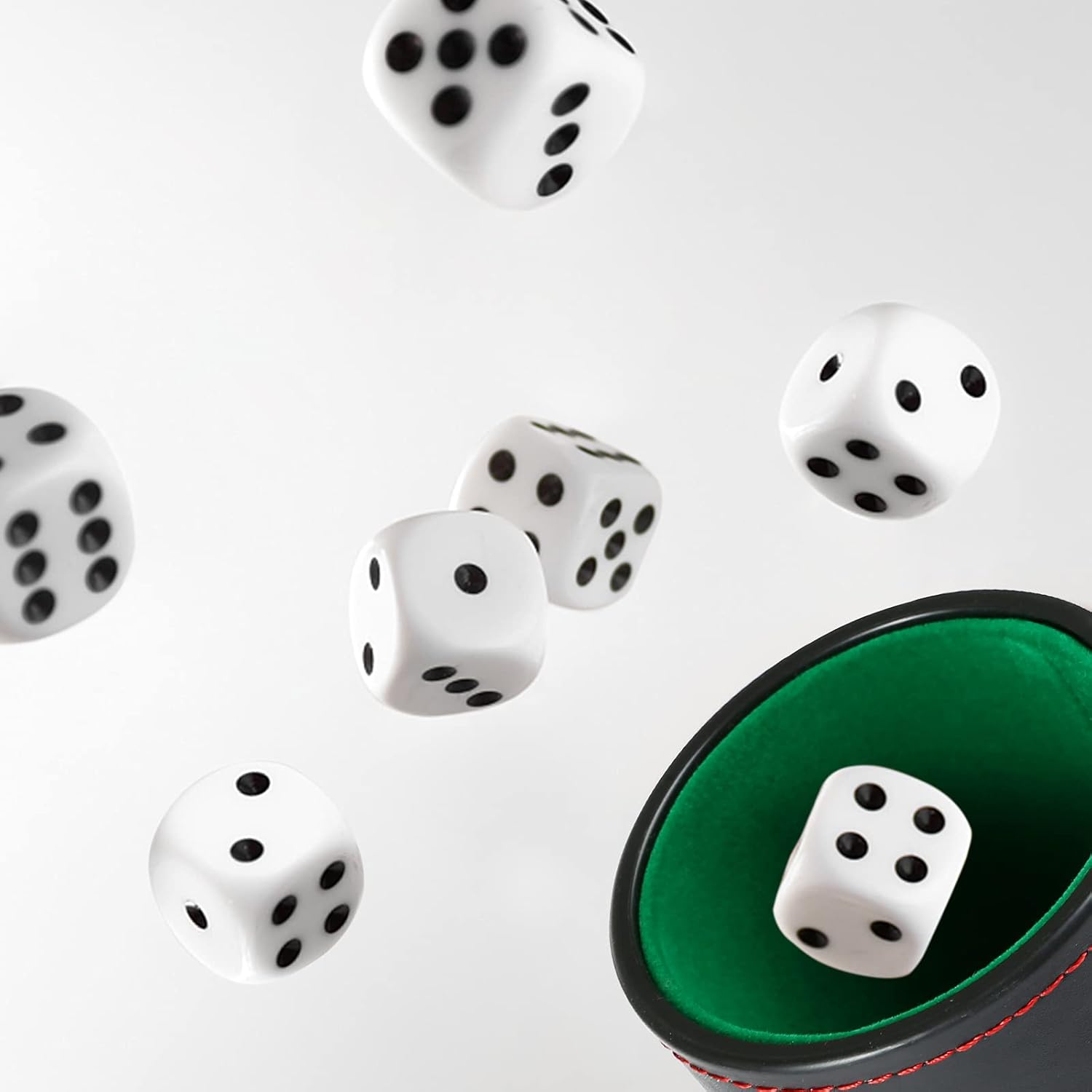 GWHOLE Juego de dados de cuero con compartimento de almacenamiento, coctelera de forro de fieltro con 5 dados de puntos para juegos de Farkle