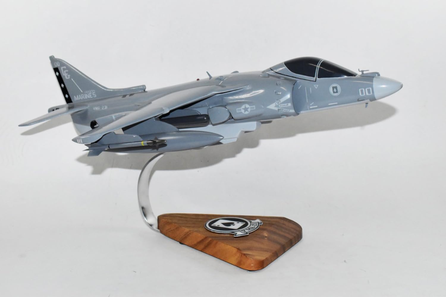 Squadron Nostalgia LLC VMA-231 Ace of Spades 2019 AV-8B Harrier Modelo, Caoba, Escala 130, Marines