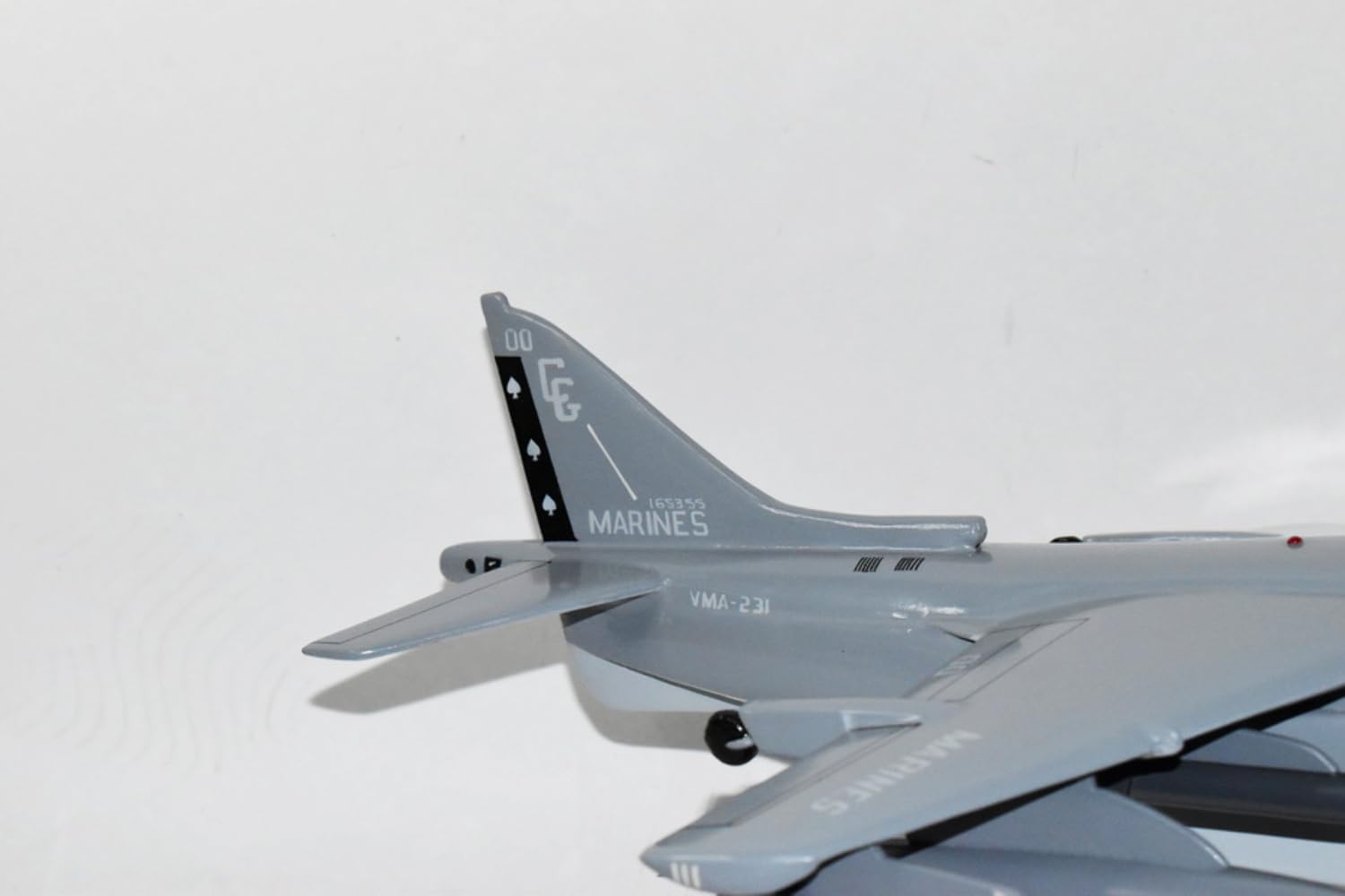 Squadron Nostalgia LLC VMA-231 Ace of Spades 2019 AV-8B Harrier Modelo, Caoba, Escala 130, Marines