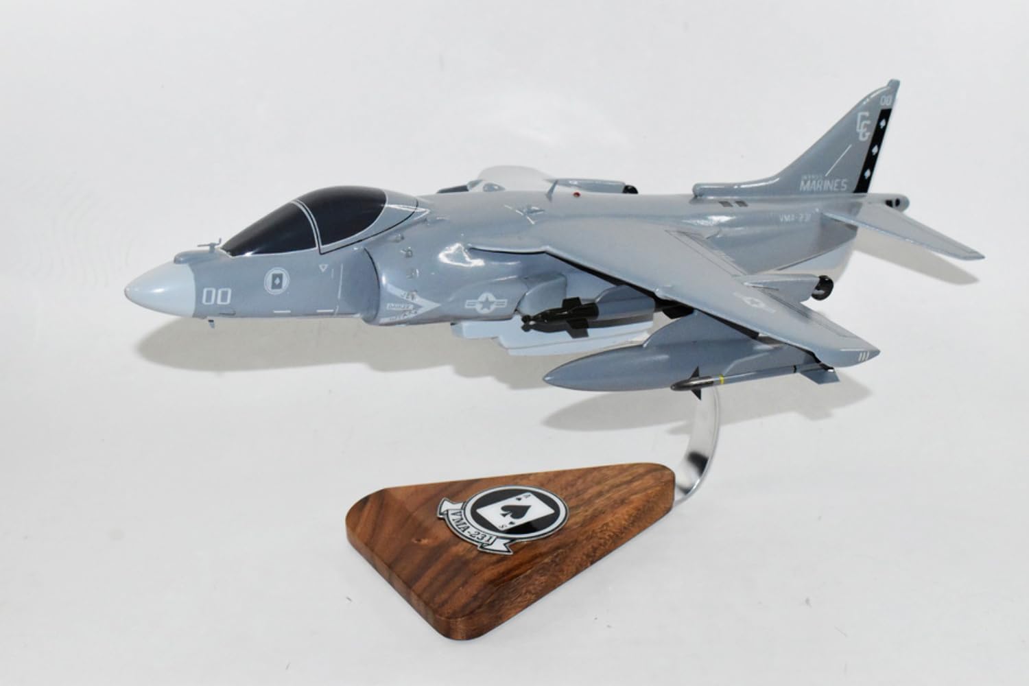 Squadron Nostalgia LLC VMA-231 Ace of Spades 2019 AV-8B Harrier Modelo, Caoba, Escala 130, Marines