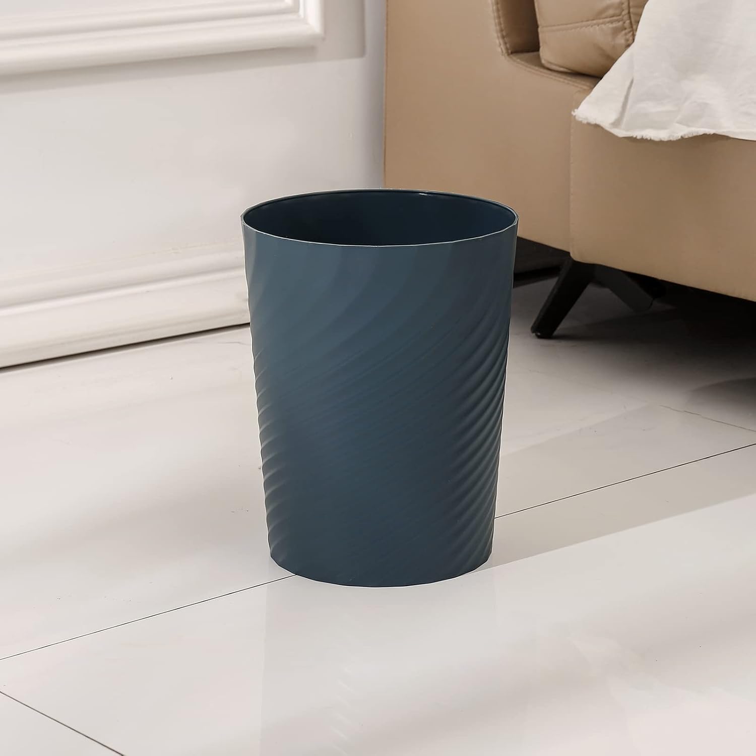 UUJOLY Cubo de basura pequeño de plástico, cesta de basura para baños, lavandería, cocinas, oficinas, habitaciones de niños, dormitorios, 1.8