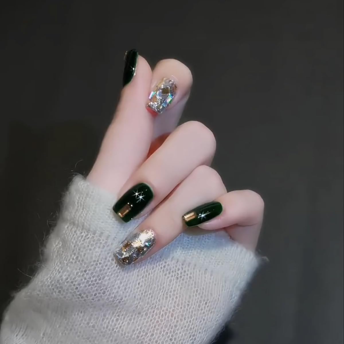 Uñas postizas cuadradas medianas para regalo de niñas  Kits de uñas postizas verde oscuro con diseño de diamantes de imitación, uñas postizas cortas