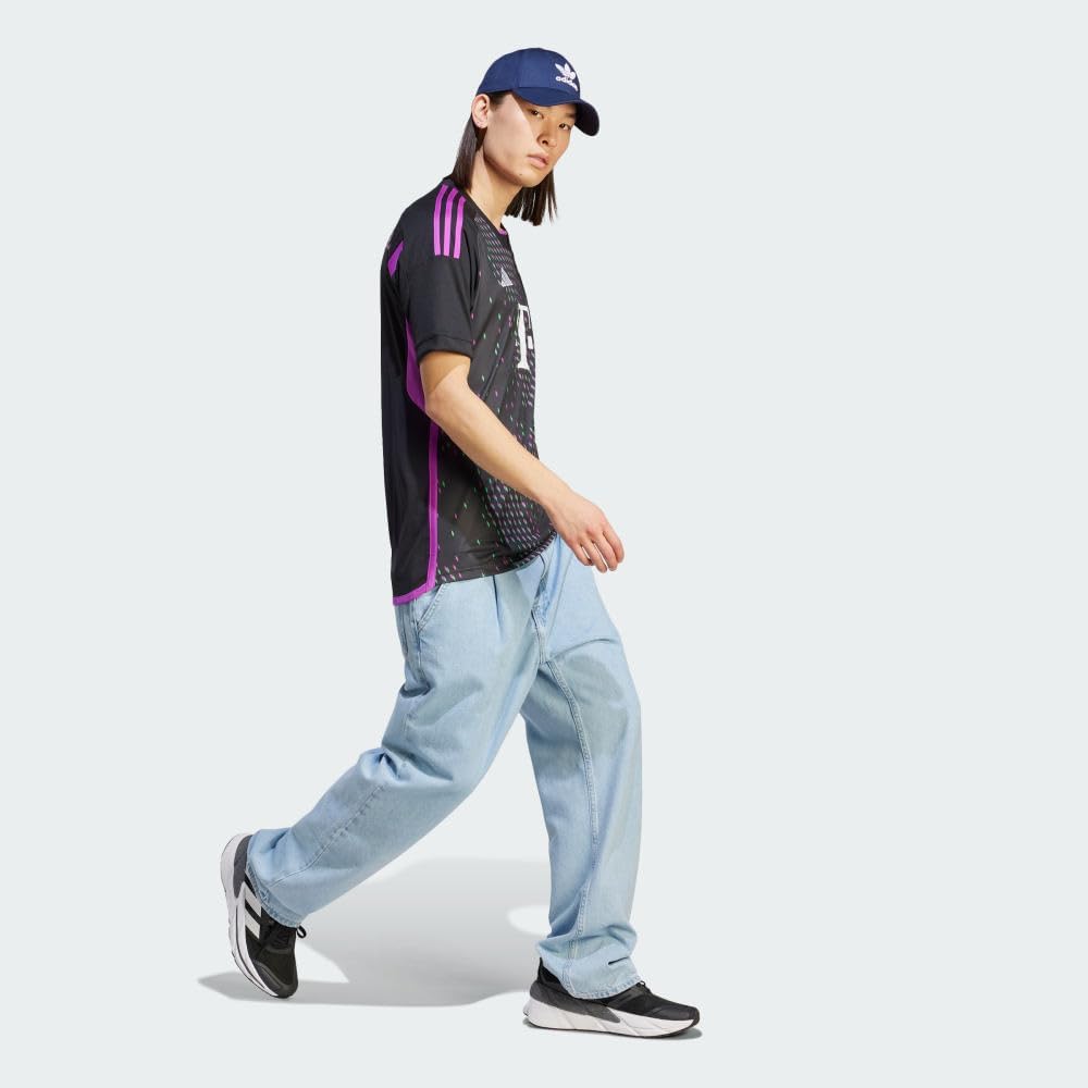 adidas Camiseta de fútbol para hombre, Bayern Munich 2324, mensaje unificador, tela que absorbe la humedad, gráfico único de mapa del mundo,