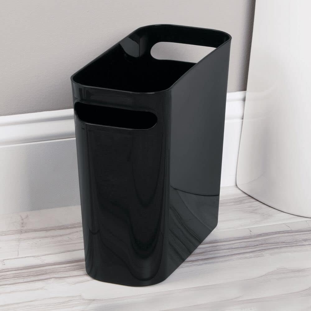 mDesign Juego de 2 cepillos de inodoro de plástico 2 en 1 compactos e independientes, juego de basura, almacenamiento de baño en casa, accesorios de
