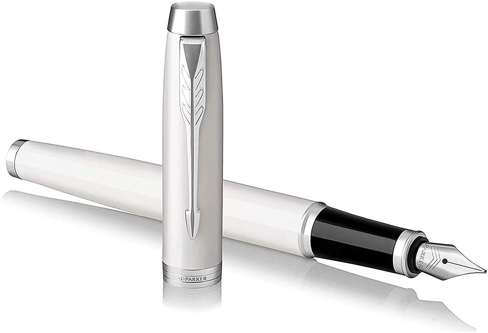 Pluma fuente Parker IM Punta fina de metal satinado con recarga de tinta azul (1931649)., Blanco y cromado
