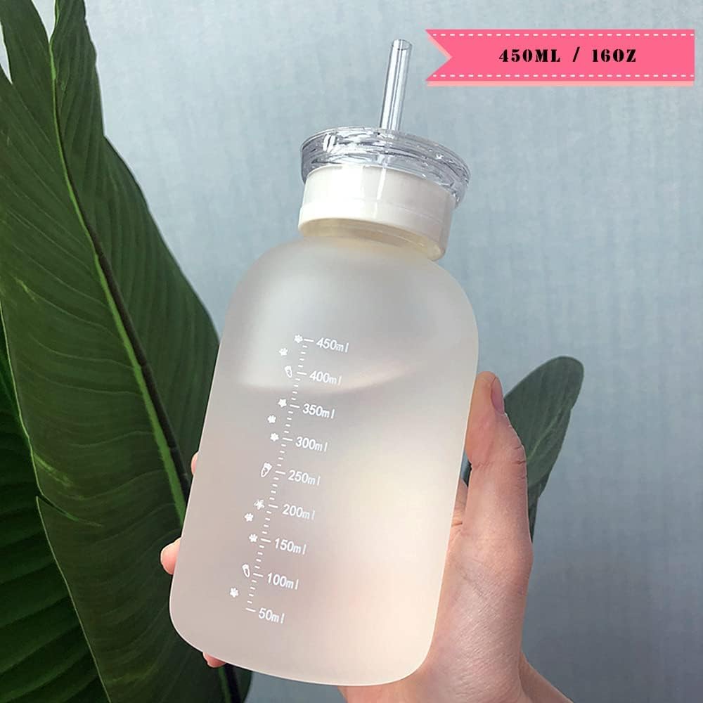 Milk Juice – Lindas botellas de agua estéticas lindas para mujeres, botella de agua portátil de vidrio esmerilado Kawaii Little Daisy con popote y 2