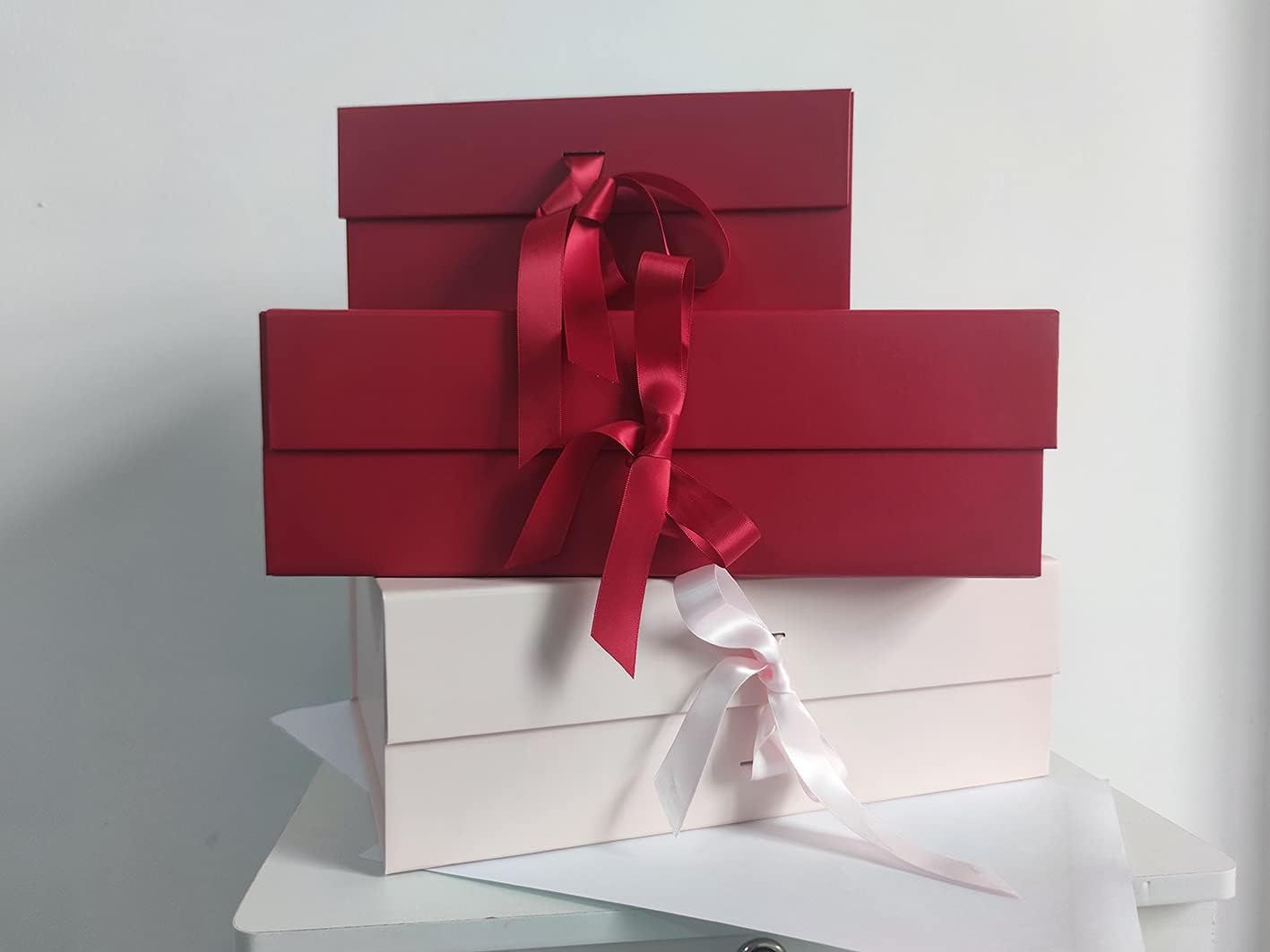 REECAGO Caja de regalo roja de 10.5 x 7.5 x 3.4 pulgadas con tapa magnética y cinta de seda para regalos de Navidad, regalos de cumpleaños, bodas,